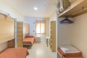 habitación triple con baño privado - Hotel Albergue Inturjoven Marbella