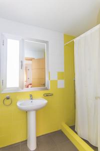 habitación doble con baño privado - 2 camas - Hotel Albergue Inturjoven Marbella