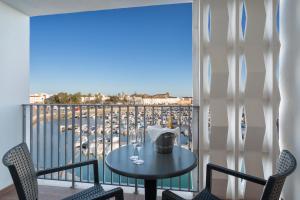 oferta especial - habitación superior con vistas al puerto deportivo y media pensión - 1 o 2 camas - Hotel AP Eva Senses