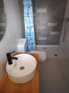habitación doble con baño privado - 2 camas - Hotel Aqua House