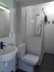 habitación triple con baño privado - Hotel Aqua House