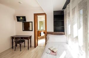 habitación individual con balcón - Aston Hotel