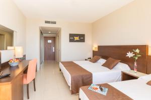 habitación doble con cama supletoria  - Hotel Bahía Calpe by Pierre & Vacances