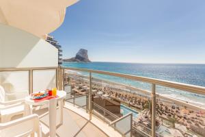 habitación doble con cama supletoria y vistas al mar - Hotel Bahía Calpe by Pierre & Vacances