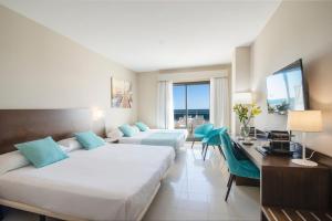 habitación cuádruple con balcón y vistas al mar - Hotel Bahía Calpe by Pierre & Vacances