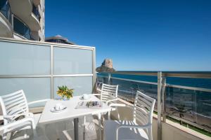habitación cuádruple con balcón y vistas al mar - Hotel Bahía Calpe by Pierre & Vacances