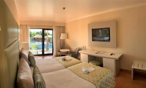 habitación deluxe con vistas a la piscina - 2 camas - Hotel Baia Grande