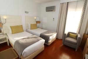 habitación doble de mayor tamaño - 2 camas - Best Western Hotel Dom Bernardo