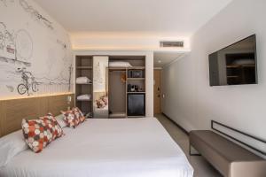 habitación triple premier con vistas laterales al mar (3 adultos) - Hotel Cap Negret