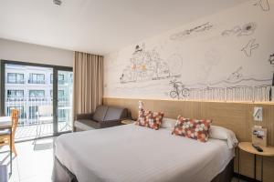 habitación triple premier con vistas laterales al mar (2 adultos + 1 niño) - Hotel Cap Negret
