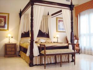 room 3 suite with balcony overlooking gardens - Hotel Casa Jardin