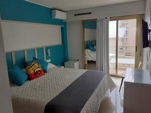 habitación con cama grande y balcón - Hotel Clibomar Jamaica