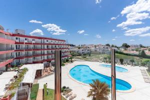 habitación triple con vistas a la piscina - Hotel da Aldeia - Adults Only