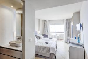 habitación superior con cama supletoria (2 adultos + 1 niño) - cama doble - Hotel El Puerto by Pierre Vacances