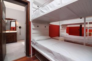 cama en habitación compartida mixta de 8 camas con baño privado - Feel Hostels City Center
