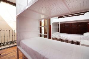 cama en habitación compartida mixta de 12 camas con baño privado - Feel Hostels City Center
