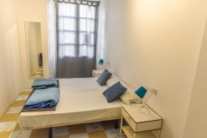 habitación doble con balcón y baño compartido - 2 camas - Feel Hostels Soho Malaga