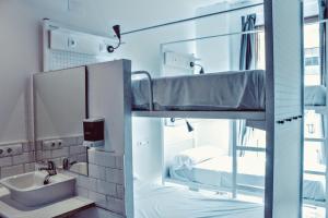 cama en habitación compartida mixta de 10 camas con baño privado - Feel Hostels Soho Malaga
