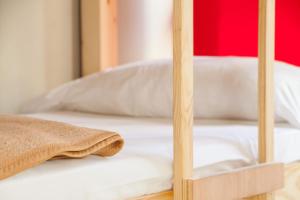 cama en habitación compartida mixta de 4 camas con terraza - Feel Hostels Soho Malaga