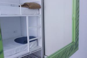 cama en habitación compartida mixta de 4 camas con terraza - Feel Hostels Soho Malaga