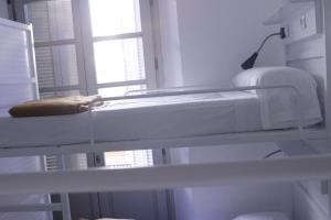 cama en habitación compartida mixta de 6 camas con balcón - Feel Hostels Soho Malaga