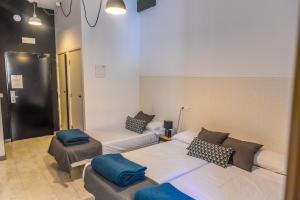 habitación triple con baño privado - Feel Hostels Soho Malaga
