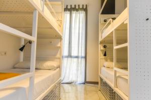 cama en habitación compartida mixta con 4 camas y baño privado - Feel Hostels Soho Malaga