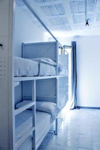 cama en habitación compartida mixta con 4 camas y baño privado - Feel Hostels Soho Malaga