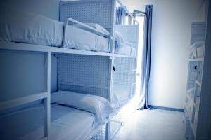 cama en habitación compartida mixta con 6 camas y baño privado - Feel Hostels Soho Malaga