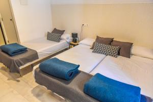 habitación triple básica con baño compartido - Feel Hostels Soho Malaga
