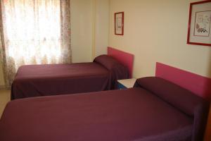 habitación doble con baño privado - 2 camas - Hostal Rosa