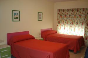habitación doble con baño privado - 2 camas - Hostal Rosa