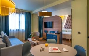 habitación doble con salón - Hotel Ibis Styles Madrid City Las Ventas