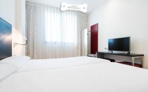 habitación doble - 2 camas - admite mascotas - Hotel Ilunion Aqua 3
