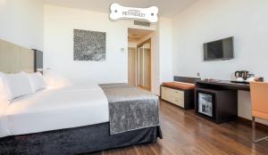 habitación doble - 2 camas - admite mascotas - Hotel Ilunion Aqua 4