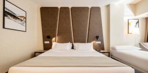 habitación doble con cama supletoria (2 adultos + 1 niño) - Hotel Ilunion Málaga