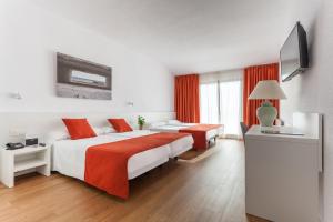 habitación doble para 4 adultos con 2 camas supletorias - 1 o 2 camas individuales - Hotel Intur Orange