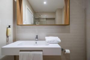 habitación doble para 4 adultos con 2 camas supletorias - 1 o 2 camas individuales - Hotel Intur Orange
