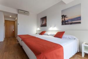 habitación doble con 2 camas supletorias (2 adultos + 2 niños) - Hotel Intur Orange