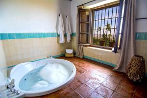 suite con bañera de hidromasaje - La Fuente del Sol Hotel & Spa