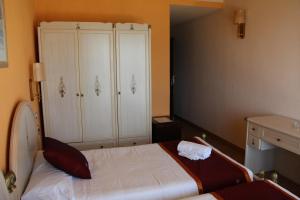 habitación doble con terraza y vistas parciales al mar - Hotel La Riviera