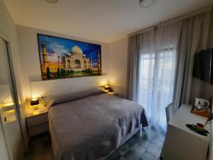 habitación con cama grande y balcón - Hotel Maravillas del Mundo