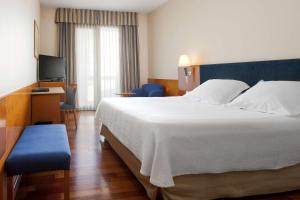 habitación doble estándar con cama supletoria (2 adultos + 1 niño) - 1 o 2 camas - Hotel NH Castellón Mindoro