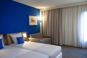 habitación doble superior con 2 camas individuales y sofá cama - Hotel Novotel Lisboa