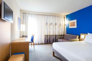 habitación triple superior con cama grande y sofá cama - Hotel Novotel Lisboa