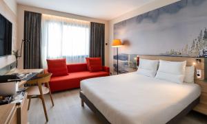 executive double room with sofa - Hotel Novotel Madrid City Las Ventas