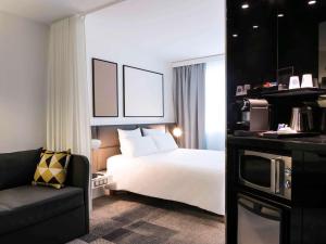Suite Superior con cama grande y sofá - Novotel Suites Paris Expo Porte de Versailles