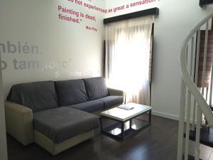 suite de 2 dormitorios con balcón y 2 baños - Hotel Picasso Suites Málaga