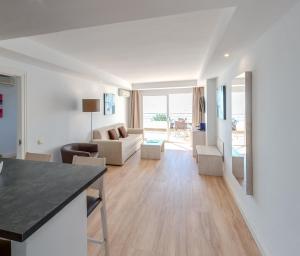 apartamento superior con vistas frontales al mar (1-2 adultos) - Hotel Puerto Azul Marbella