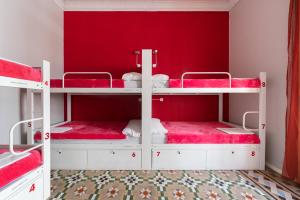 cama en habitación compartida mixta de 8 camas con baño privado - Red Nest Hostel